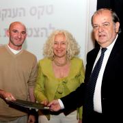 פרס קריל למדענים צעירים הוענק לד"ר תומר וולנסקי מבית הספר לפיזיקה ואסטרונומיה פרס קריל למדענים צעירים הוענק לד"ר תומר וולנסקי מבית הספר לפיזיקה ואסטרונומיה